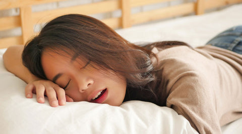 Dormir con la boca abierta: causas, consecuencias y soluciones