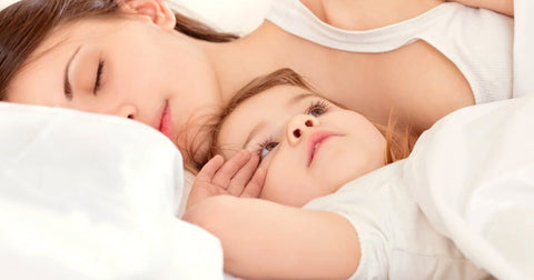 Il bambino non vuole dormire nel letto: cosa fare?