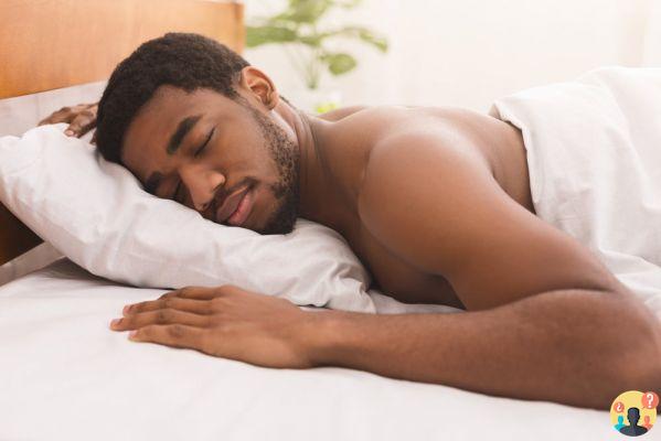 Dormir de bruços: prós e contras