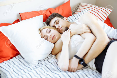 Dormir em casal: as melhores posições