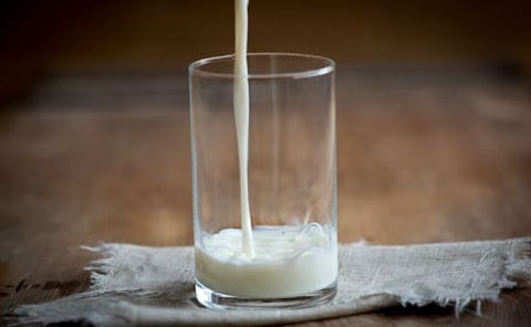 Beber leite antes de dormir: prós e contras