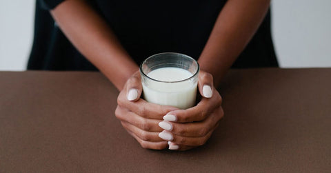 Beber leche antes de dormir: pros y contras